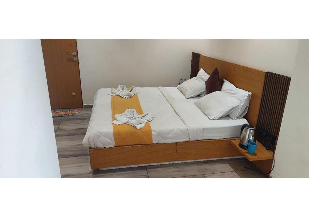 Shree Murlidhar Guest House Surat Exterior photo